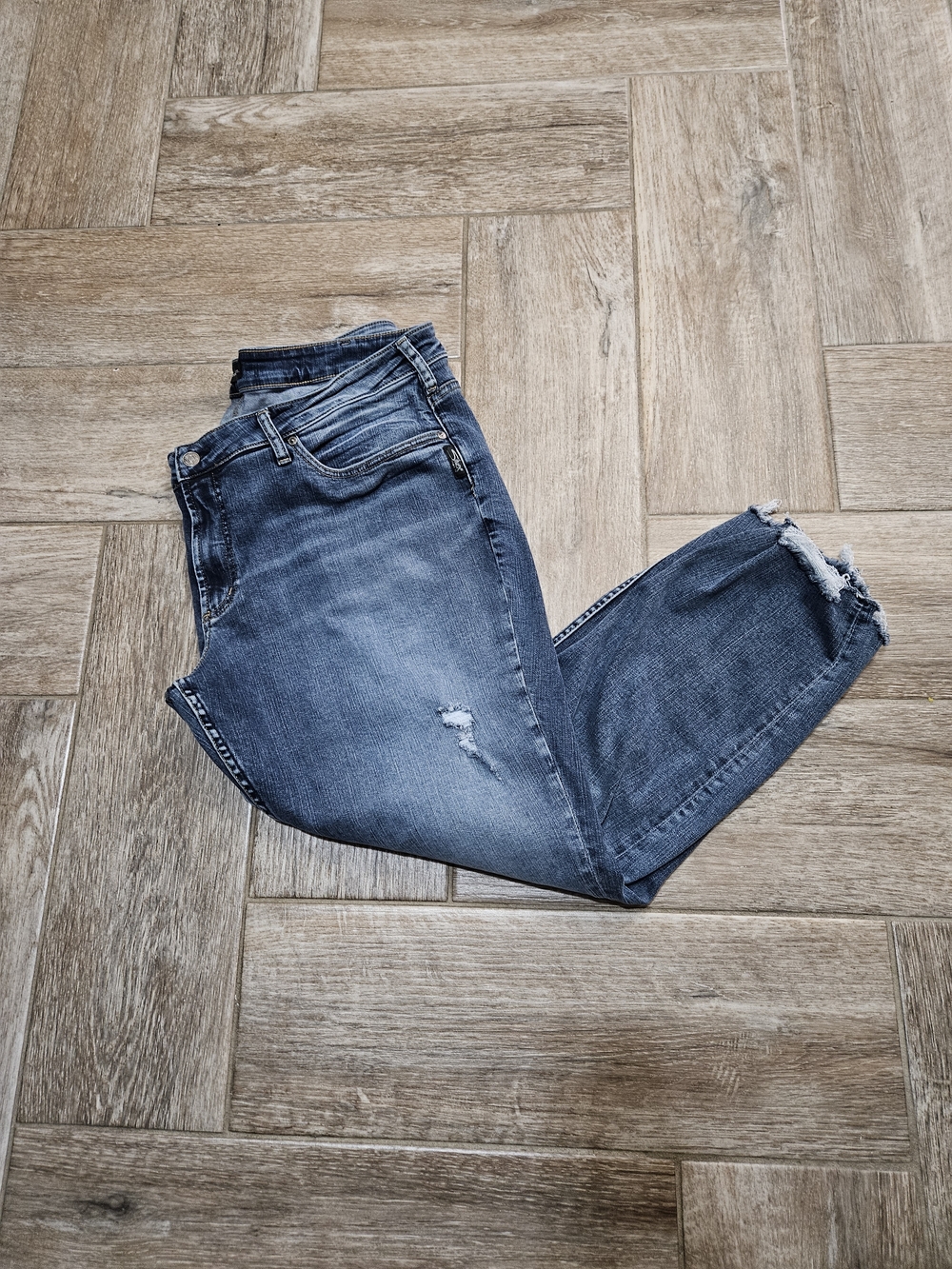 Silver Jeans Medium Blue Cropped Distressed Ankle Boyfriend Jeans